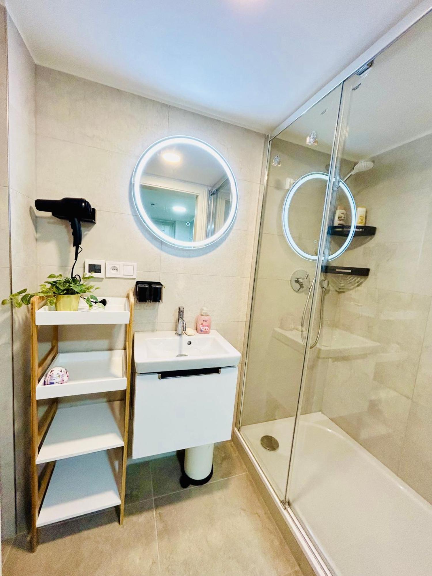 Cozy Design Homestay With Terrace Praha Eksteriør bilde