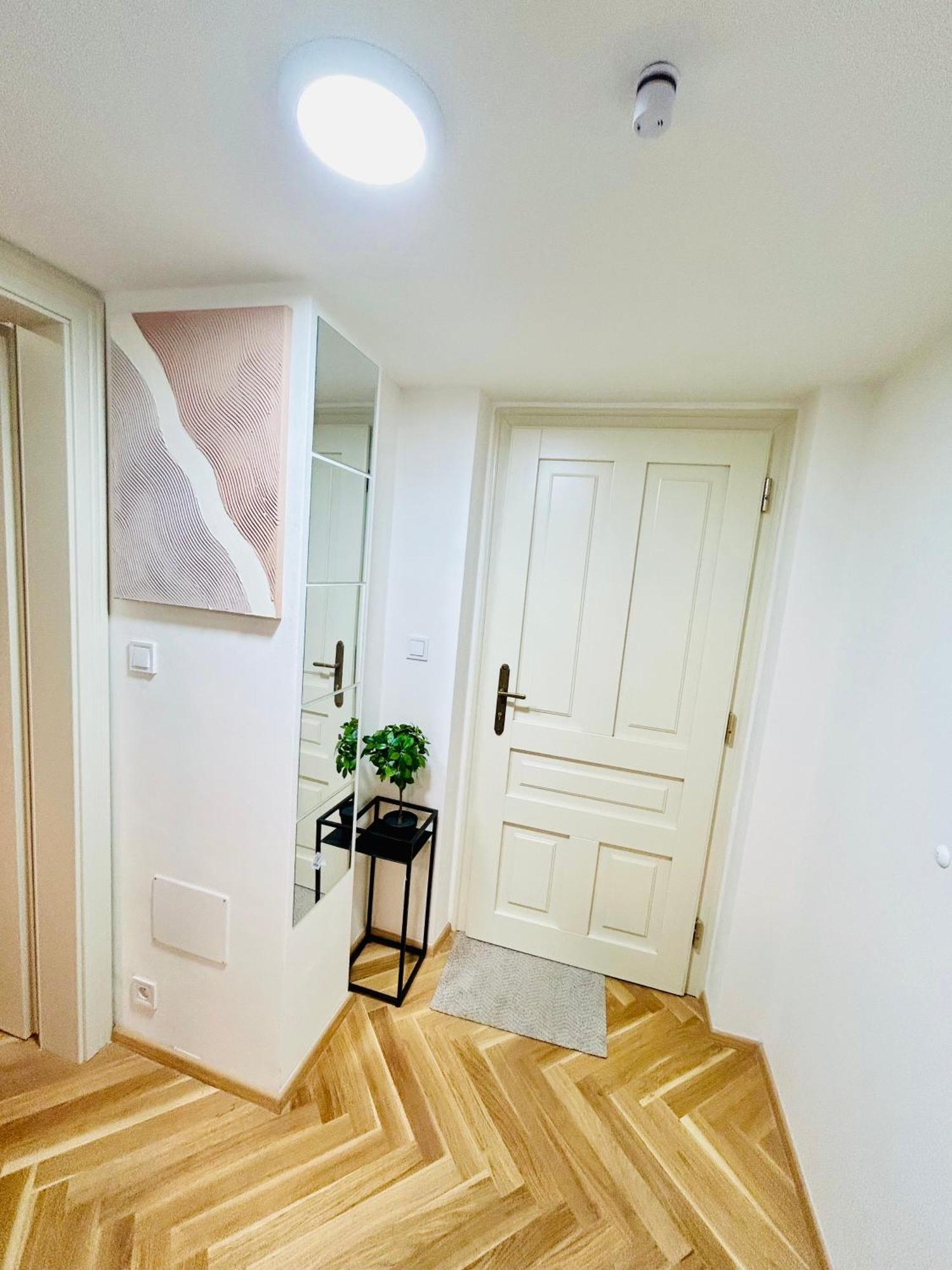 Cozy Design Homestay With Terrace Praha Eksteriør bilde
