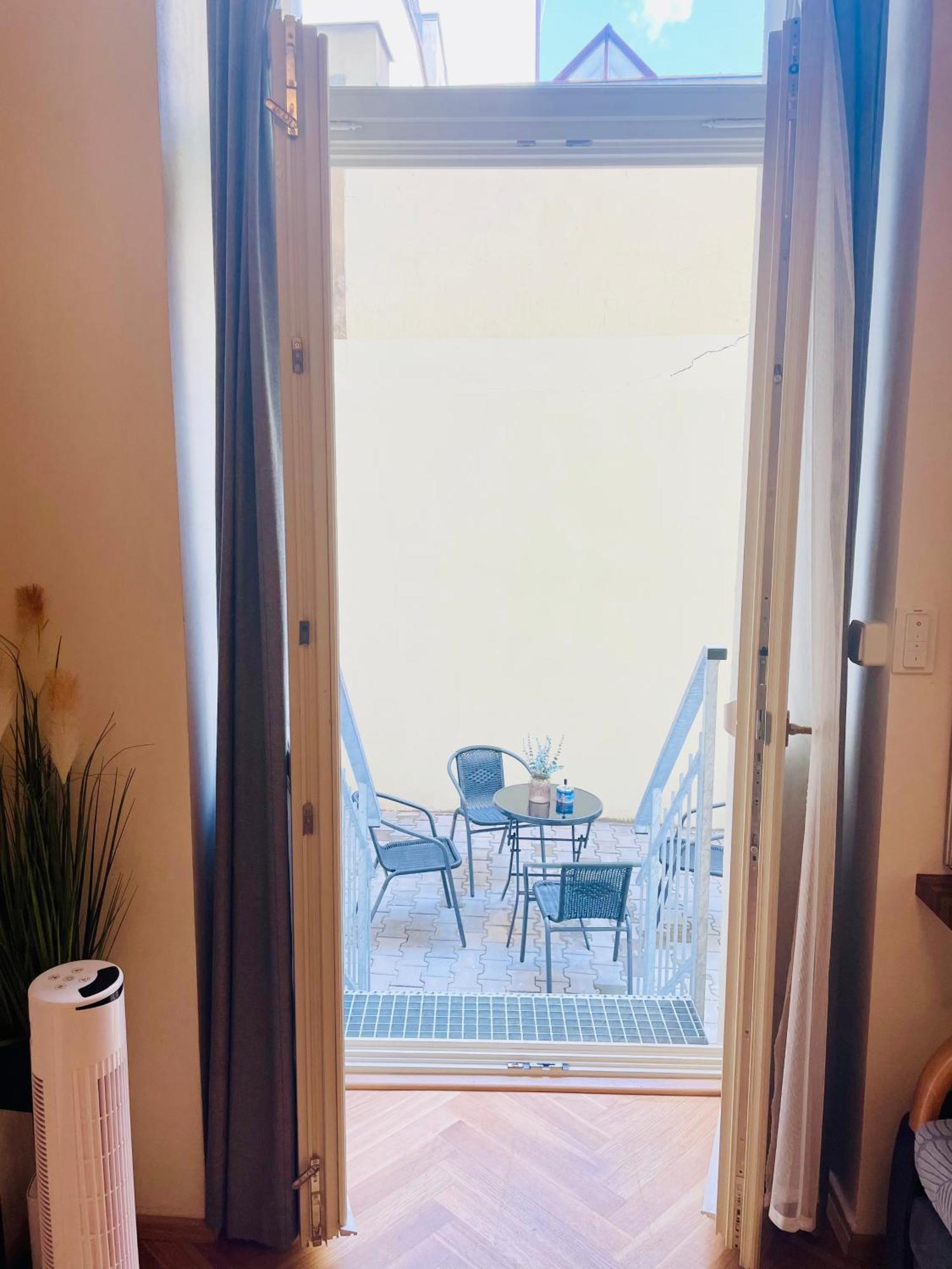 Cozy Design Homestay With Terrace Praha Eksteriør bilde